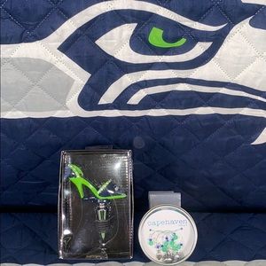 🎁 Seahawks NWT wine stopper & charms 💙💚